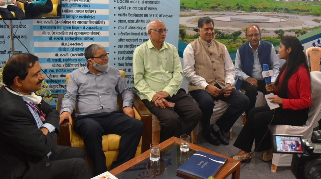 EduVision2021's tweet photo. #EduVision2021 में #MCU की प्रदर्शनी मीडिया संबंधी गतिविधियों के कारण आकर्षण का केंद्र बन गयी है। पत्रकारिता के विद्यार्थी यहां सेमिनार में आने वाले विद्वानों के साक्षात्कार कर रहे हैं और एक समाचार पत्र 'सार्थक एजुविज़न न्यूज़' का प्रकाशन कर रहे हैं। @kg_suresh @mcu_bhopal https://t.co/Hb1qlGPVev