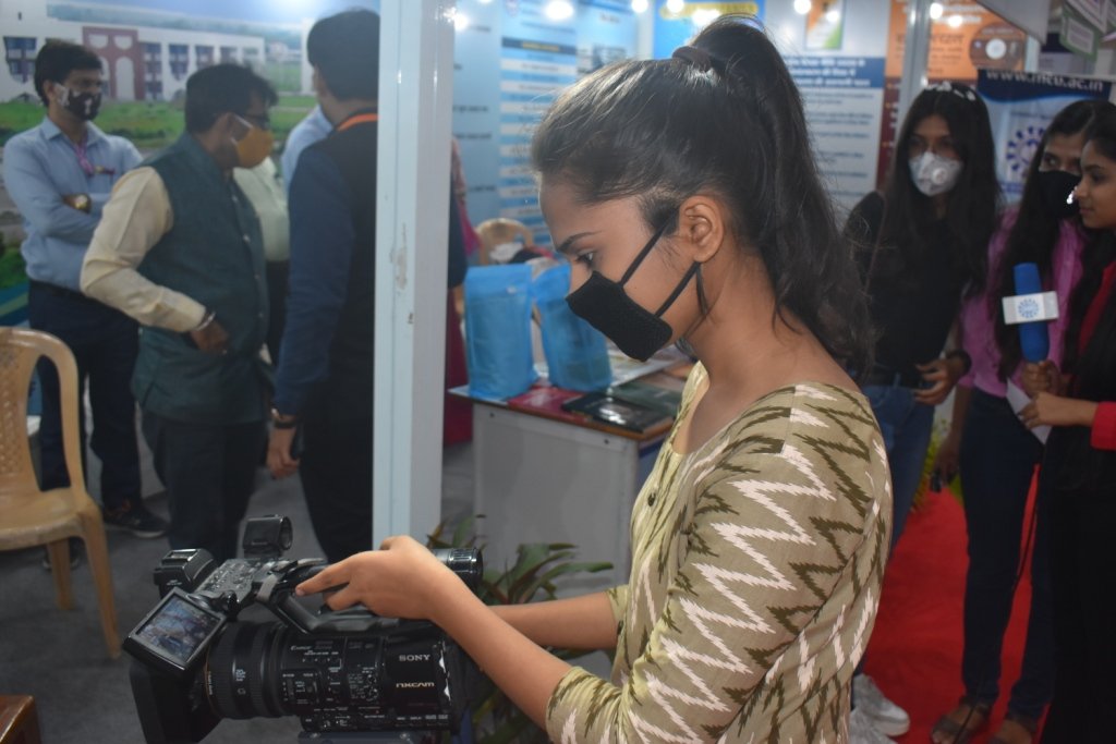 EduVision2021's tweet photo. #EduVision2021 में #MCU की प्रदर्शनी मीडिया संबंधी गतिविधियों के कारण आकर्षण का केंद्र बन गयी है। पत्रकारिता के विद्यार्थी यहां सेमिनार में आने वाले विद्वानों के साक्षात्कार कर रहे हैं और एक समाचार पत्र 'सार्थक एजुविज़न न्यूज़' का प्रकाशन कर रहे हैं। @kg_suresh @mcu_bhopal https://t.co/Hb1qlGPVev