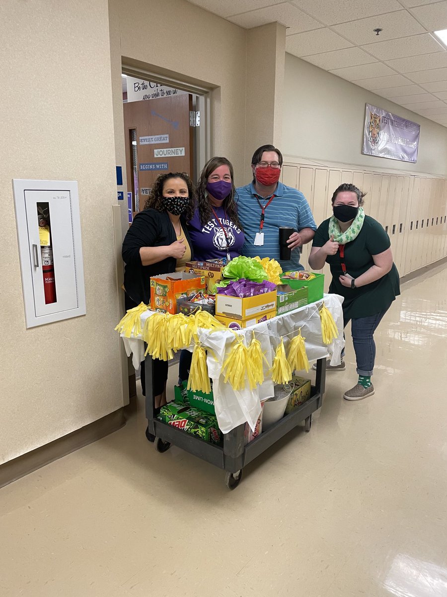 MrsGarardRCS's tweet photo. Sunshine Cart for ⁦@wertigers⁩ Staff! Great way to start your day!  #tigerup #weRtest https://t.co/bJjlDQPnFi