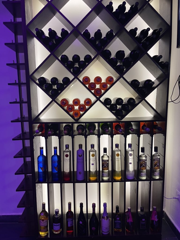 EfikTown's tweet photo. Don’t let our delicious meals make you forget we offer premium wines and spirits with pump prices. We also deliver to your step ☺️ https://t.co/jTsAQIICAN