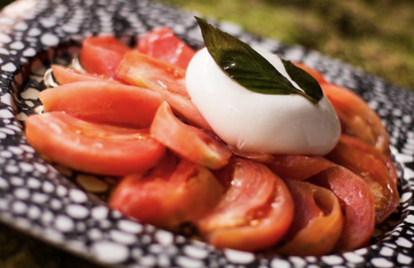 🍅Ensalada de tomate con Burrata. Recuerda que puedes hacer tu pedido para llevar a casa o en la App de Glovo 🛵 #GrupoAlcaravea #restaurantes #ensaladasaludable #ensaladadetomate #burrata #foodie #food #foodlover #hosteleria #hosteleriasegura #apoyoalahosteleria #pedidos