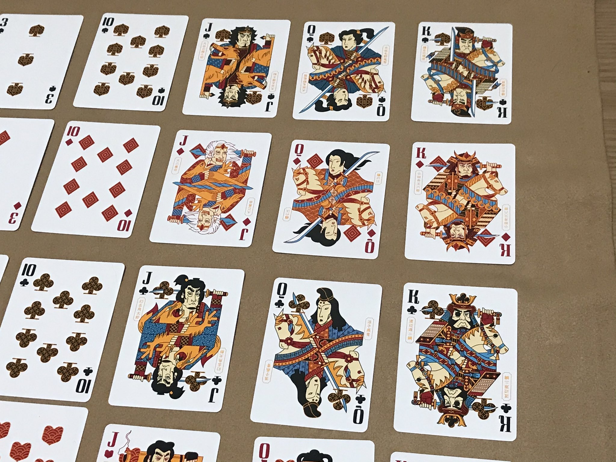 かまじ Musha Regular 武者レギュラー Jqkは牛若丸とか尾形周馬など 江戸時代に流行った有名な伝説や小説から引用 ジョーカーは阿吽 赤黒に分かれてるのでマリフォーにも使えそうなのは トランプゲームも普通のトランプと同じように遊べる感じ