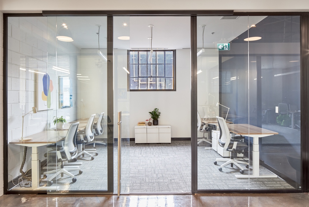 #Featured: one of our favourite commercial projects Work Co! Throughout the shared workspace, you'll find practical lighting, ergonomic furniture and clean modern finishes.

📷 @jason_hartog_photography

#kateandco #corporateoffice