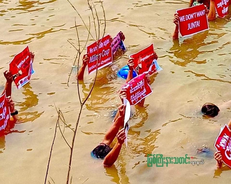 DaveYe17's tweet photo. Protestors in WineMaw are protesting in the way of drowning.They said the purpose is"We can't tell what to do to drown man,We can only save them to keep him alive.Same for Myanmar.We need to be saved just like drown man."
RESTORE MOBILE DATA
#WhatsHappeningInMyanmar
#Mar17Coup https://t.co/jfoCZFTRJL