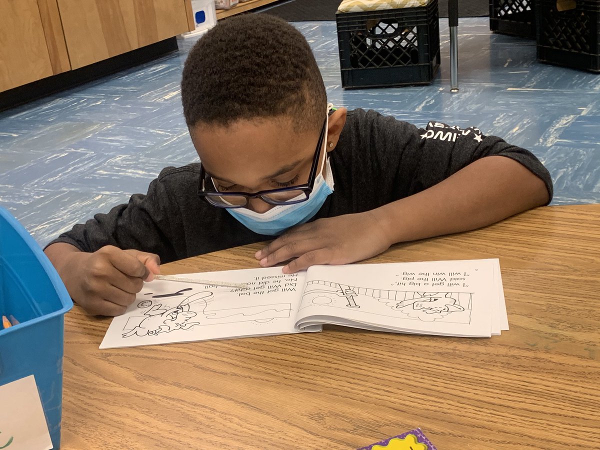 mlutz108's tweet photo. I love seeing these little readers gain more confidence every day! The “magical pointers” are an added bonus haha @WCE_HCS @ElaHcs #MagicReaders #ExpectExceptionalHCS #ExpectReaders https://t.co/IkupSIxWTx