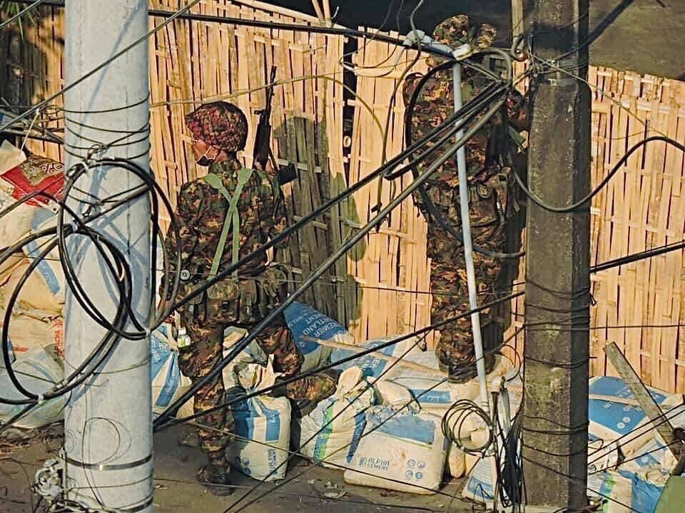 TuNineSan1's tweet photo. On Mar 17 in Tamwe,Yangon, a soldier hides and fires at civilians just like they do in the real battlefield! 
#Mar17Coup #WhatsHappeningInMyanmar #SaveMyanmar https://t.co/pOJlSB704h