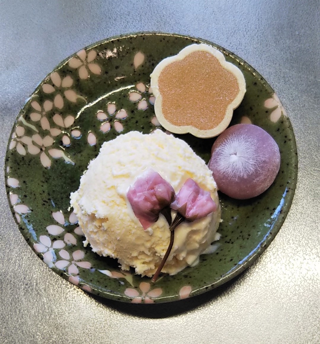 まゆみ 長野県の高遠は桜の名所として有名です そんな高遠の桜 見ごろが終わっても花を塩漬けして食材として楽しまれています 今回は桜の塩漬けと桜餅のミニ大福と梅ゼリーをスーパーカップのバニラアイスに添えて一足早いお花見気分 お皿も桜です