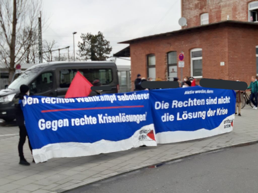 _LinaDahm_'s tweet photo. Prioritäten der Polizei #München. Antifaschistischer Protest g. #AfD-Infostand (der nach 5 Minuten und 2 Fotos fürs Internet wieder endete) wird gekesselt. Vermutlich gibt es hier heute genauso viele Personalienfeststellungen wie am ganzen Samstag zusammen. #muc1303 #dankeantifa https://t.co/aG8AtoCbi3