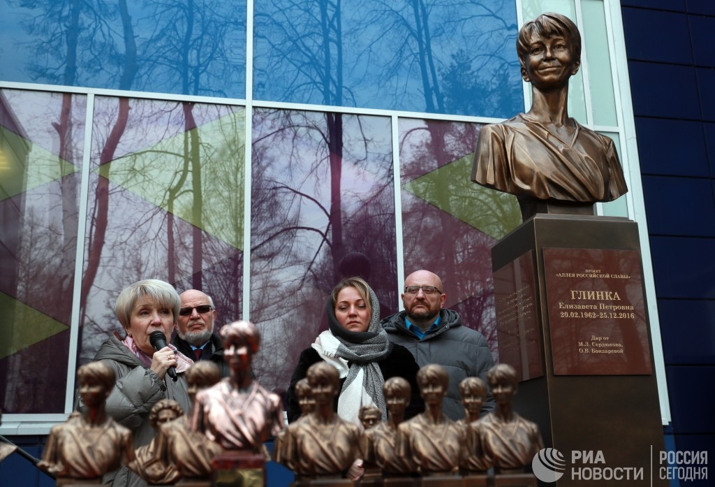 Памятник доктору лизе. Памятник Елизавете Глинке в подмосковном Красногорске. Памятник доктору Елизавете Глинке.