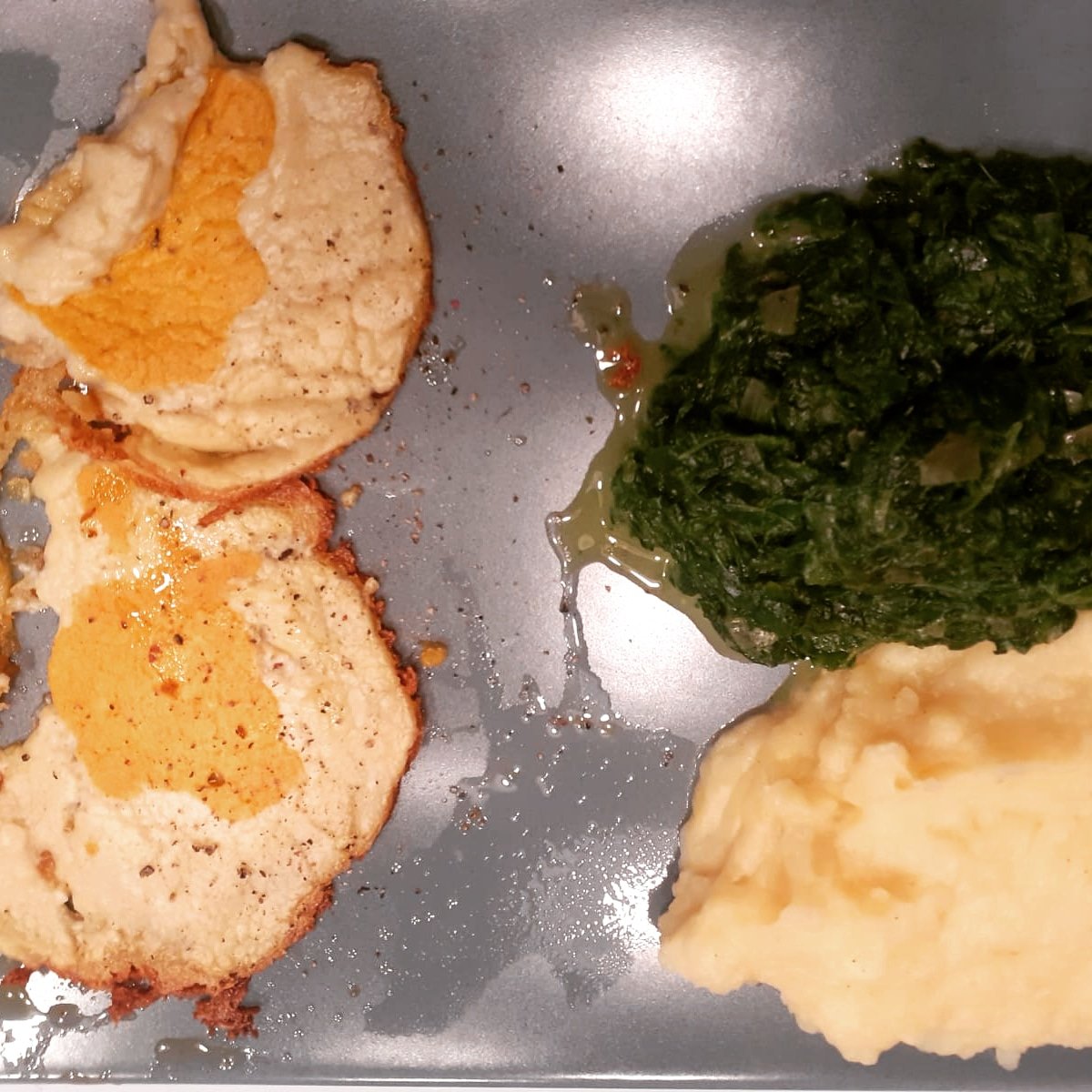 sandra_lueck's tweet photo. Vegane #Spiegeleier, #Kartoffelstampf und #Rahmspinat.
Das Abendessen war üppig 😊
#zuckerjagdwurst #GoVegan
#pornfood #yummy https://t.co/CjX6FjGTH2