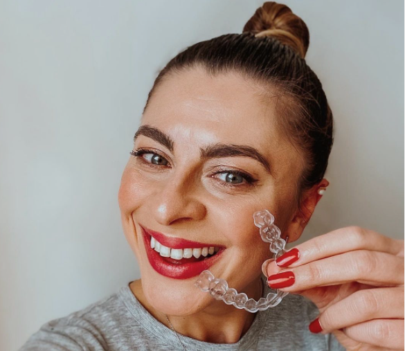 uniformteeth's tweet photo. Starting the week off with a smile! Follow @fashionlingual as she completes her smile transformation ✨✨✨

#wednesdaythought #WednesdayMotivation #clearaligners #Smile #beautifulsmile #uniformteeth https://t.co/djRc3NO0l8