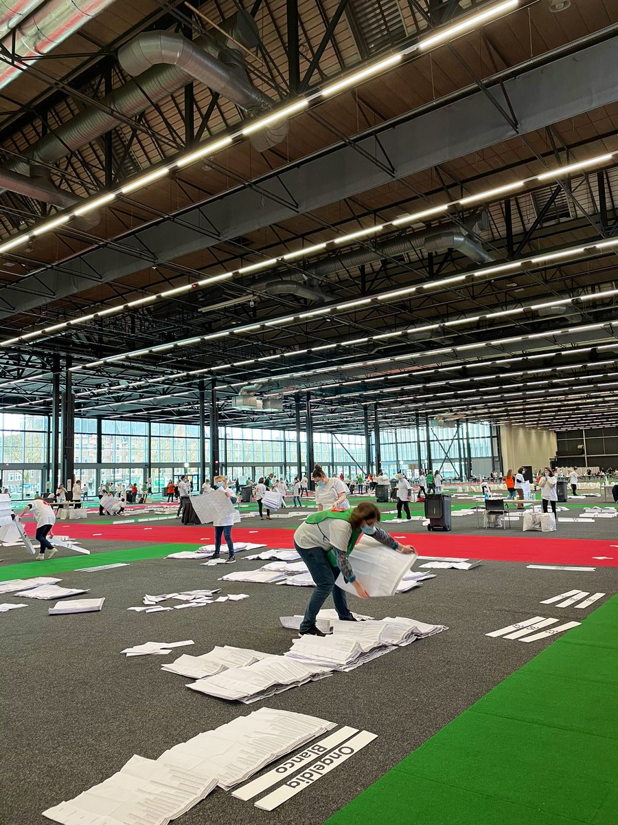 JudithCr's tweet image. Stemmen tellen! Een flinke klus, maar het voelt ook als een soort uitje om weer met zo veel (vreemde) mensen samen te zijn 📮