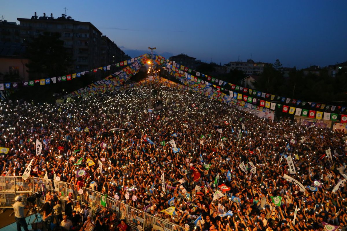 DemPartiKadin's tweet photo. HDP boyun eğdiremediğiniz devrimcilerin mirasçılarıdır, HDP susturamadığınız kadınlardır, HDP geleceklerini çalmak istediğiniz gençlerdir, HDP bu ülkede demokrasinin teminatıdır. Darbelerinize karşı direnen #HDPhalktır Mutlaka kazanacağız. #GergerlioğluYalnızDeğildir https://t.co/jNdD5msUpY