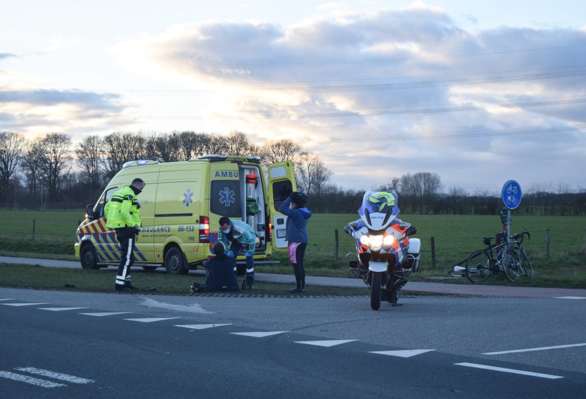 Racefietser gewond bij aanrijding na het oversteken van de Liemersweg -..