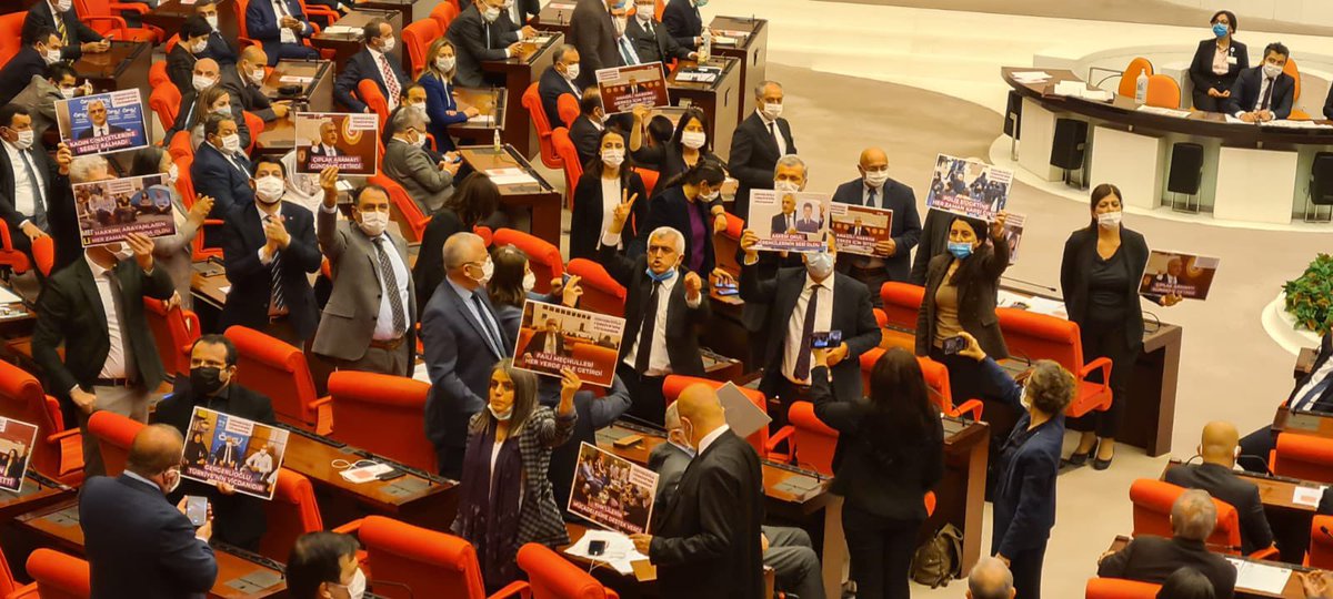 DemPartiKadin's tweet photo. HDP boyun eğdiremediğiniz devrimcilerin mirasçılarıdır, HDP susturamadığınız kadınlardır, HDP geleceklerini çalmak istediğiniz gençlerdir, HDP bu ülkede demokrasinin teminatıdır. Darbelerinize karşı direnen #HDPhalktır Mutlaka kazanacağız. #GergerlioğluYalnızDeğildir https://t.co/jNdD5msUpY