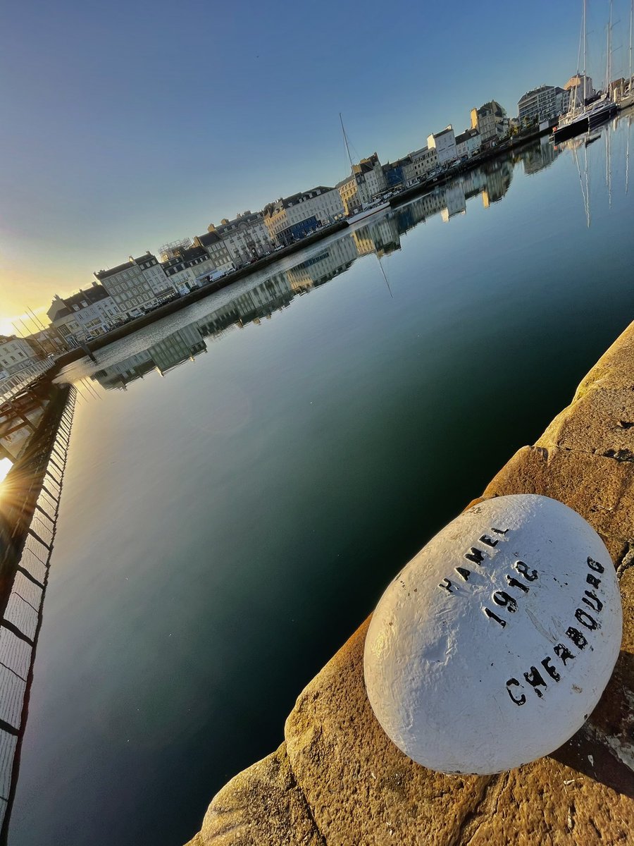 Germain50700's tweet photo. Une magnifique fin de journée comme l’eau et ses reflets à @CherbourgEnCot #lueurscherbourgeoises #merdhuile #couvrefeu #baladeavelo #refletsacherbourg #cotentin😍 https://t.co/9opWY4QdCv