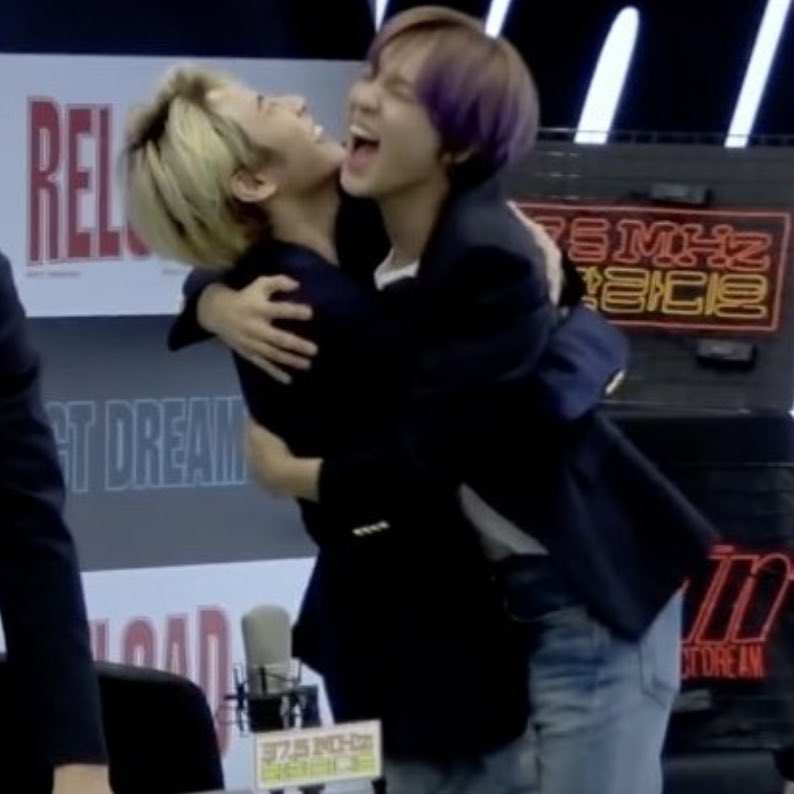 pcktrenjun's tweet photo. hugs!! 

#RENJUN #仁俊 #런쥔 https://t.co/TkHBgjIRWM