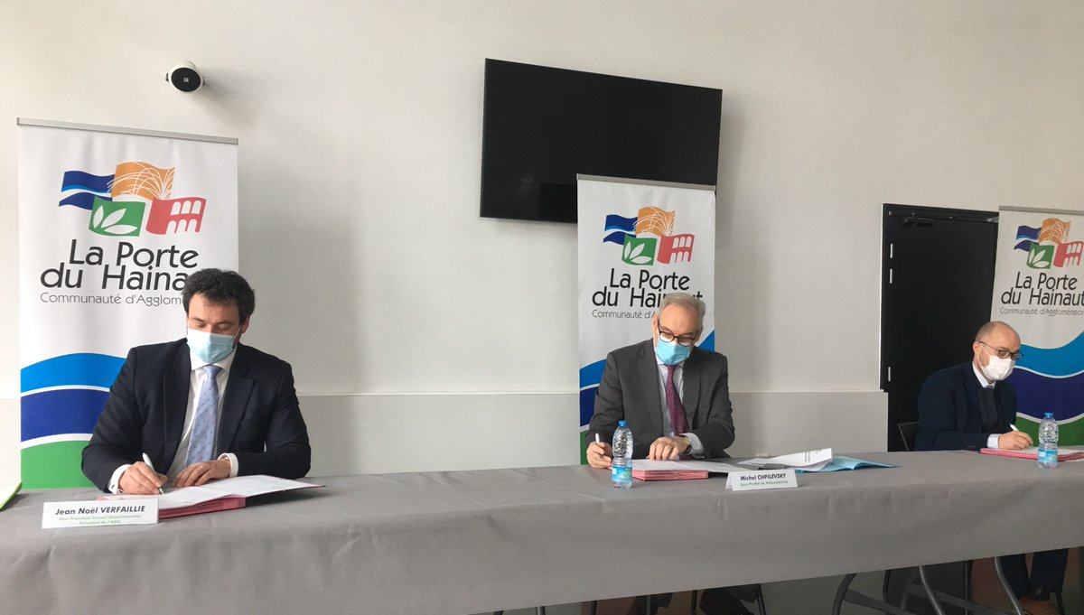 ADILnpdc's tweet photo. L'ADIL s'engage 👉Signature d'un protocole de lutte contre l'habitat indigne avec la Communauté d'Agglomération la Porte du Hainaut, @prefet59 @CafduNord @ARS_HDF  @departement59 
pour offrir à tous un logement décent. https://t.co/cWzRJV2SQG