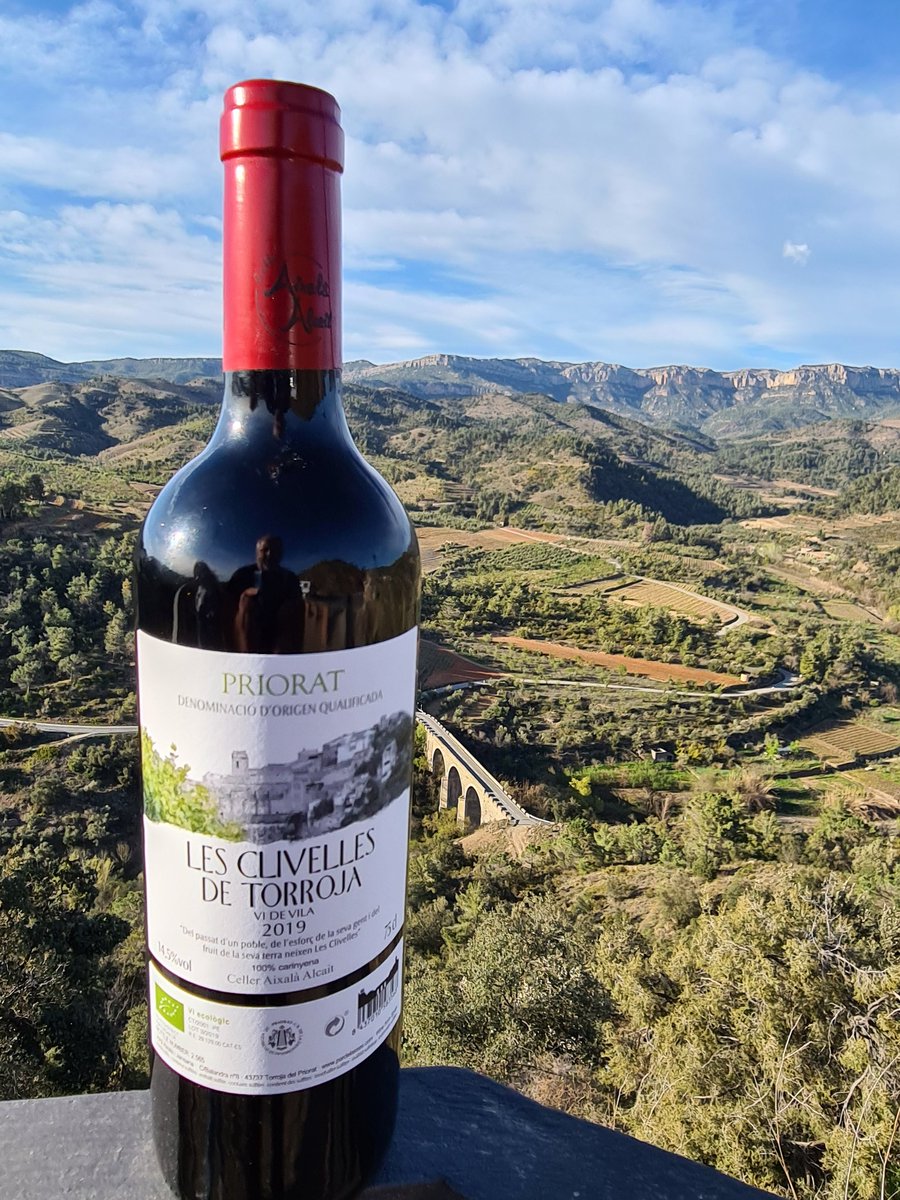 jordi_aixala's tweet photo. Ja tenim aquí les primeres ampolles del 2019 l'any del cop de calor amb pèrdues properes al 70% ,l'any del incendi a la ribera,l'any del covid però.... Els pagesos sempre mirem endavant sempre lluitem i d'un any de merda podem treure coses meravelloses com les 2565 del #clivelles https://t.co/JfGKapmW2z