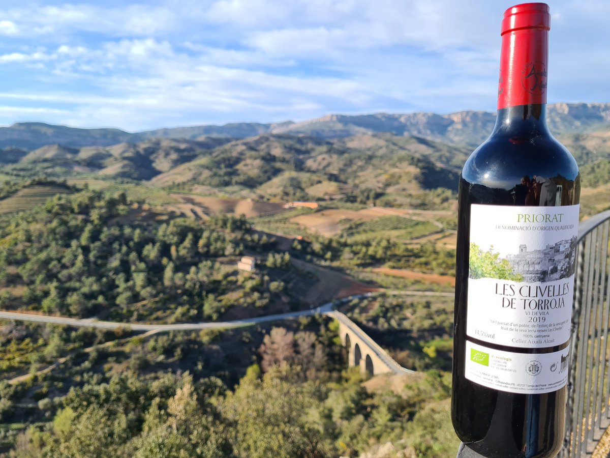 Ja tenim aquí les primeres ampolles del 2019 l'any del cop de calor amb pèrdues properes al 70% ,l'any del incendi a la ribera,l'any del covid però.... Els pagesos sempre mirem endavant sempre lluitem i d'un any de merda podem treure coses meravelloses com les 2565 del #clivelles