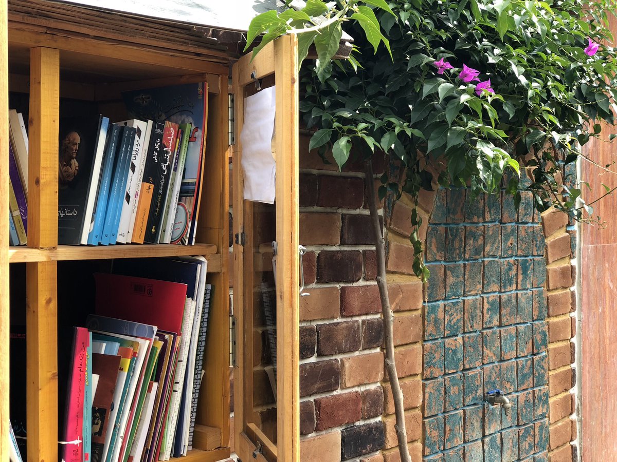littlekindlib's tweet photo. یه دیوار آجری، یه بوته گل‌‌‌ِ کاغذی، یه درخت چنار، یه شیر آب و بعد یه کتابخانه کوچک مهربانی در روستای زیبای میرنا از توابع نور
#کتابخانه_روستایی
#کتابخوان
#کتابباز https://t.co/sVw1kbECMm
