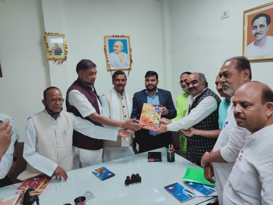 नरसिंहपुर में विशाल स्तर पर मनाया जायेगा राजा हिरदेशाह का बलिदान दिवस 
लोधी समाज की प्रदेश स्तरीय बैठक में लिया गया फैसला अंग्रेजो के खिलाफ विद्रोह की आवाज बुलंद करने वाले राजा हृदय शाह की मूर्ति का अनावरण 28 अप्रैल 2021 को नरसिंहपुर विधानसभा के ग्राम केरपानी में किया जाएगा।