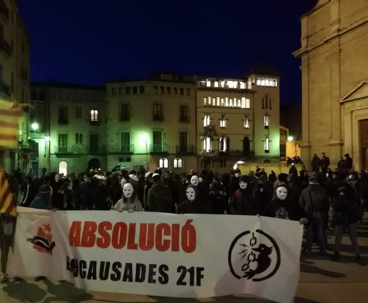 CDRepublicaVic's tweet photo. ‼️Ara mateix a la Pl. Catedral de #Vic. (#AltTer)  desenes de persones accedint a la Concentració en SUPORT a les persones represaliades per participar a la #21FVagaGeneral 2019.

#NoEsteuSoles
#LluitesCompartides
#ProuMuntatgesPolicials
#absolució https://t.co/OymnGTRftf