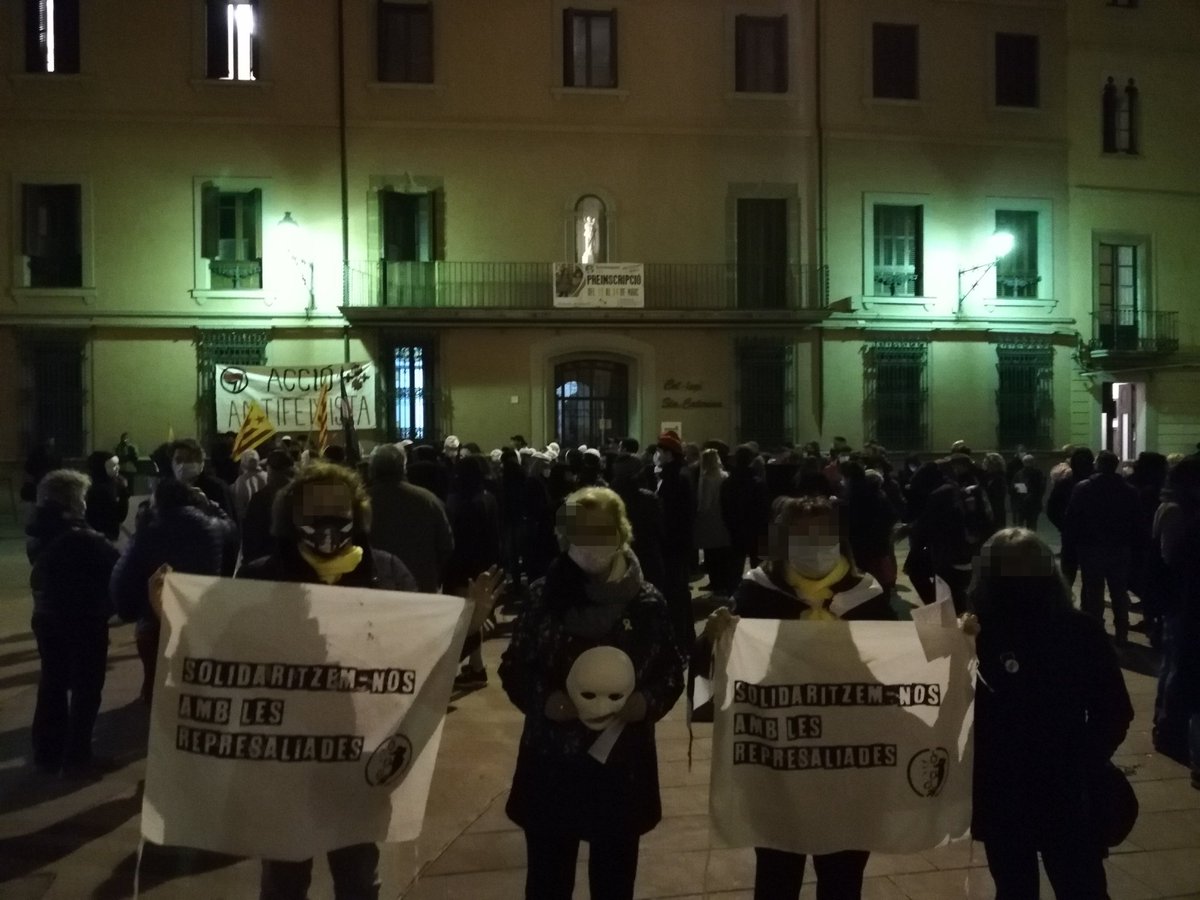 CDRepublicaVic's tweet photo. ‼️Ara mateix a la Pl. Catedral de #Vic. (#AltTer)  desenes de persones accedint a la Concentració en SUPORT a les persones represaliades per participar a la #21FVagaGeneral 2019.

#NoEsteuSoles
#LluitesCompartides
#ProuMuntatgesPolicials
#absolució https://t.co/OymnGTRftf