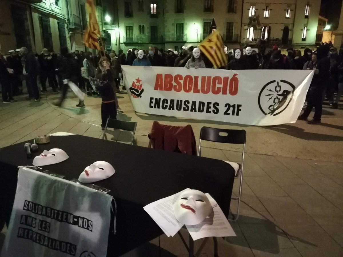 CDRepublicaVic's tweet photo. ‼️Ara mateix a la Pl. Catedral de #Vic. (#AltTer)  desenes de persones accedint a la Concentració en SUPORT a les persones represaliades per participar a la #21FVagaGeneral 2019.

#NoEsteuSoles
#LluitesCompartides
#ProuMuntatgesPolicials
#absolució https://t.co/OymnGTRftf