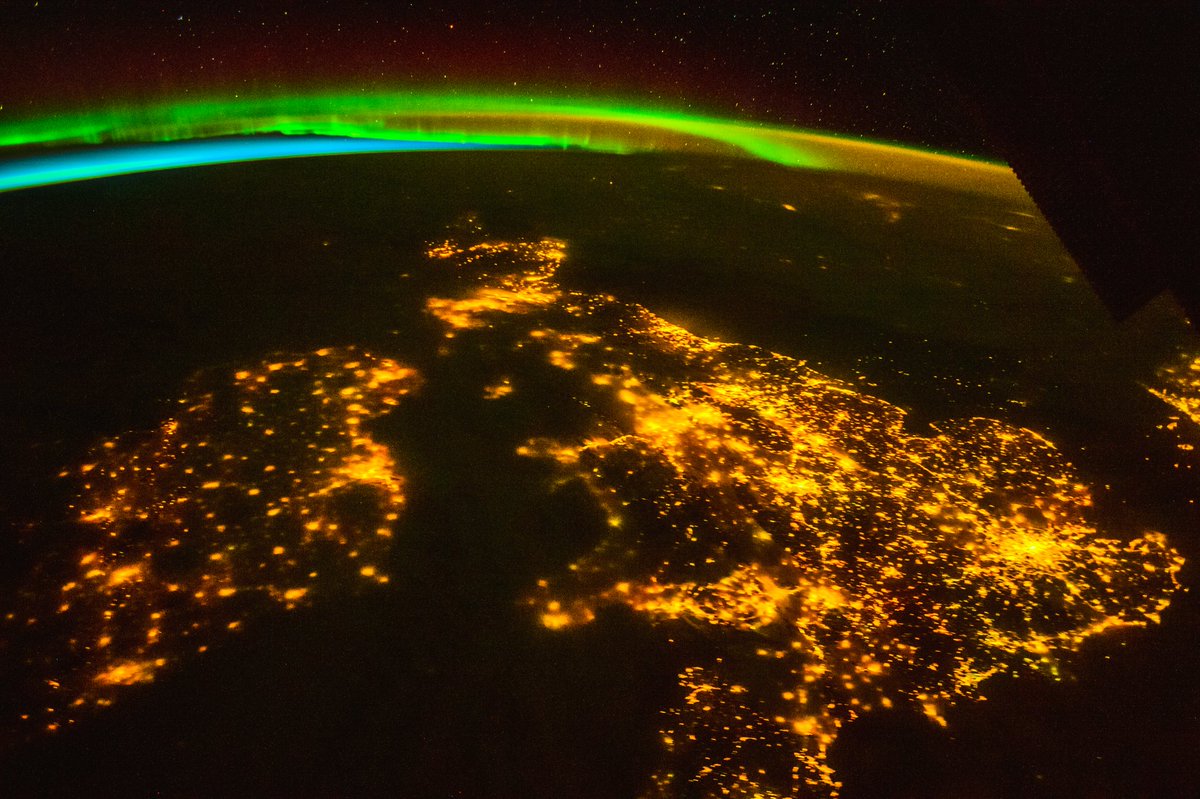 IrockBreakdown's tweet photo. Happy #StPatricksDay  
Just processed this beautiful image of #Ireland with #AuroraBorealis captured on April 05, 2016 from ISS.

NASA Photo ID: ISS-047-E045995.
Image credit: ISS/Nasa JSC https://t.co/skMwNQhlHg