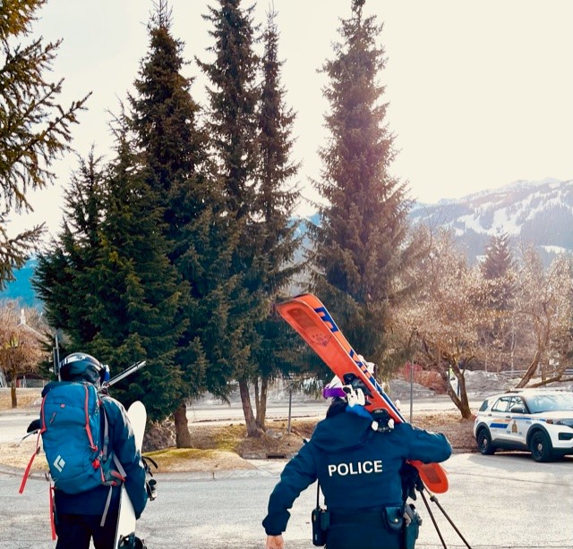 SeatoSkyRCMP's tweet photo. This is what it looks like to police in whistler and today on St. Patrick's Day where are team is working with 
@WhistlerBlckcmb to keep everyone safe. #ThisIsWhereWeWork #ThisIsWhatWeDo @RMWhistler 👮‍♀️🍀🎿⛷️🏂 https://t.co/JrQ0gVB8zc