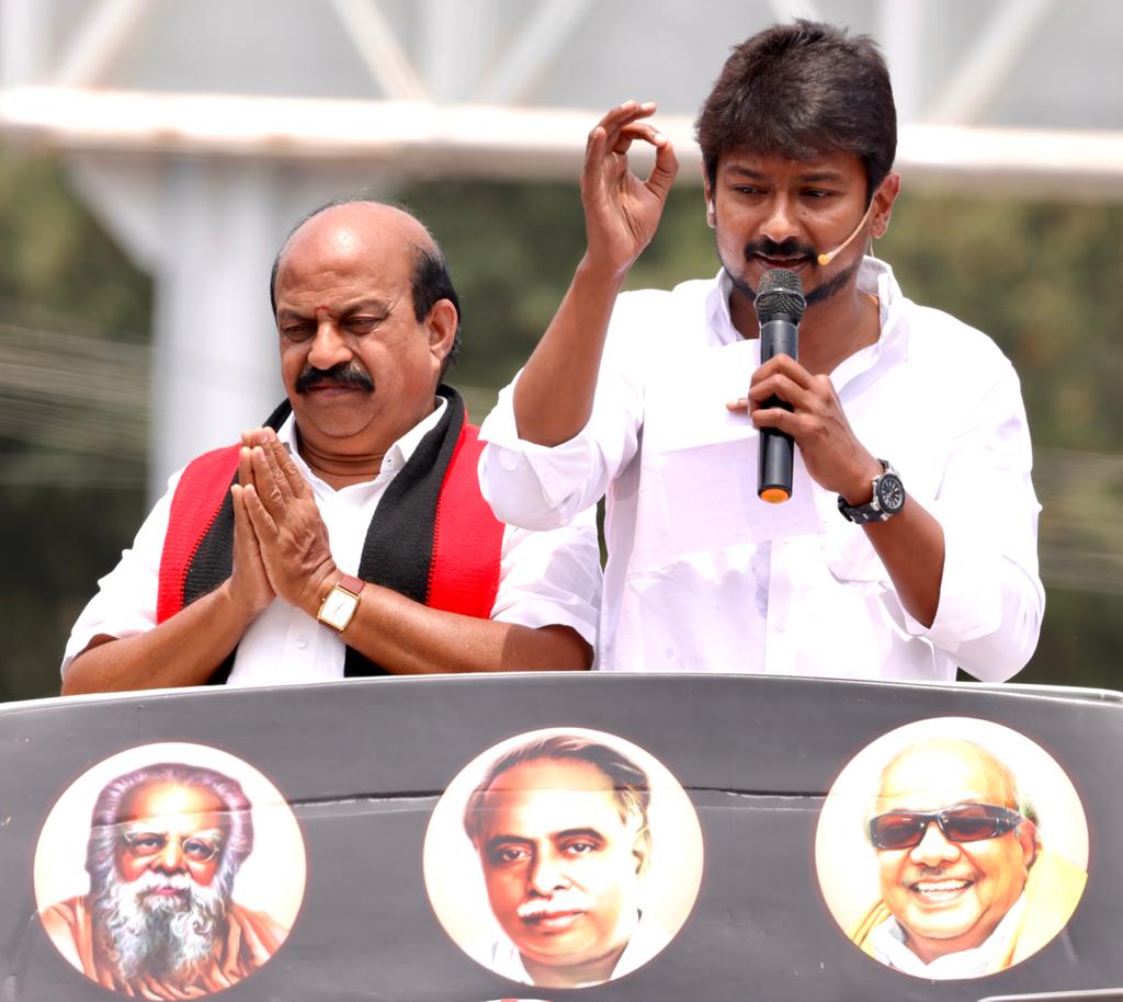 Udhaystalin's tweet photo. ‘ஒரே இரவில் ரூ.500, 1000 ரூபாய் நோட்டுகள் செல்லாது என கூறி நாட்டின் பொருளாதாரத்தை படுகுழியில் தள்ளியவர்களையும் அவர்களை ஆதரிக்கும் அடிமைகளையும் செல்லாக்காசாக்க வேண்டும்’ என பேசி குருவராஜபாளையத்தில் ஆம்பூர் தொகுதி வேட்பாளர் வில்வநாதன் அவர்களுக்கு வாக்கு சேகரித்தேன் @DuraimuruganDmk https://t.co/pTvnO5NQQt