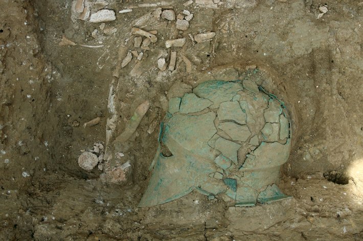 archaeologymag's tweet image. From the Archives: A bronze Corinthian helmet has been discovered in the burial of several 5th-century B.C. Greek warriors in southwestern Russia.

archaeology.org/issues/310-180…
