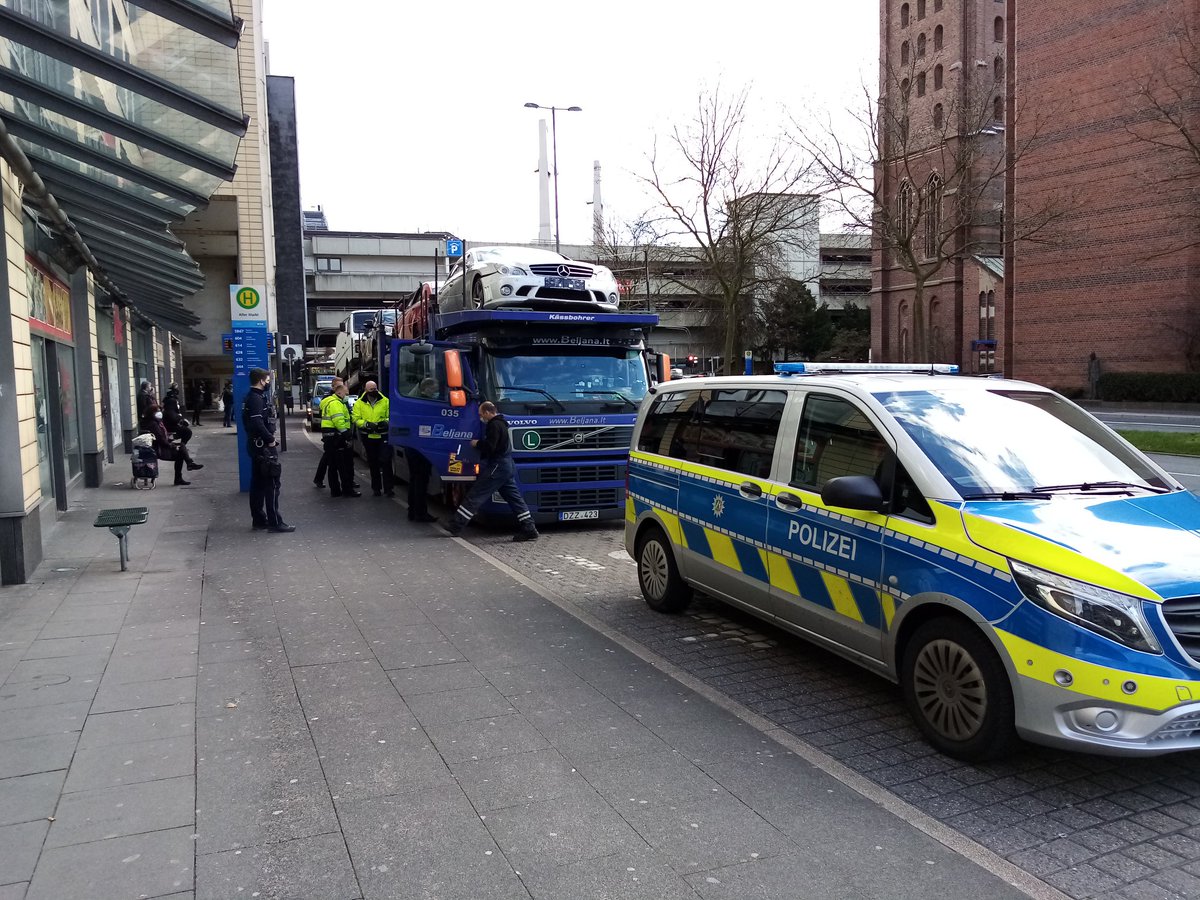 Emil_Blume's tweet photo. Hst. Alter Markt 8 wegen Polizeikontrolle zur Zeit nicht nutzbar.
#talbus https://t.co/rFLZ8gSu9T
