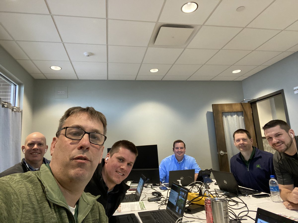 ReidJOlson's tweet photo. Pioneer Agronomy Crop Shop this morning with the best team in the Industry! Agronomy &amp; Marketing with @KluisAdvisors @PioneerSeeds https://t.co/ZQw3MZo9Sg
