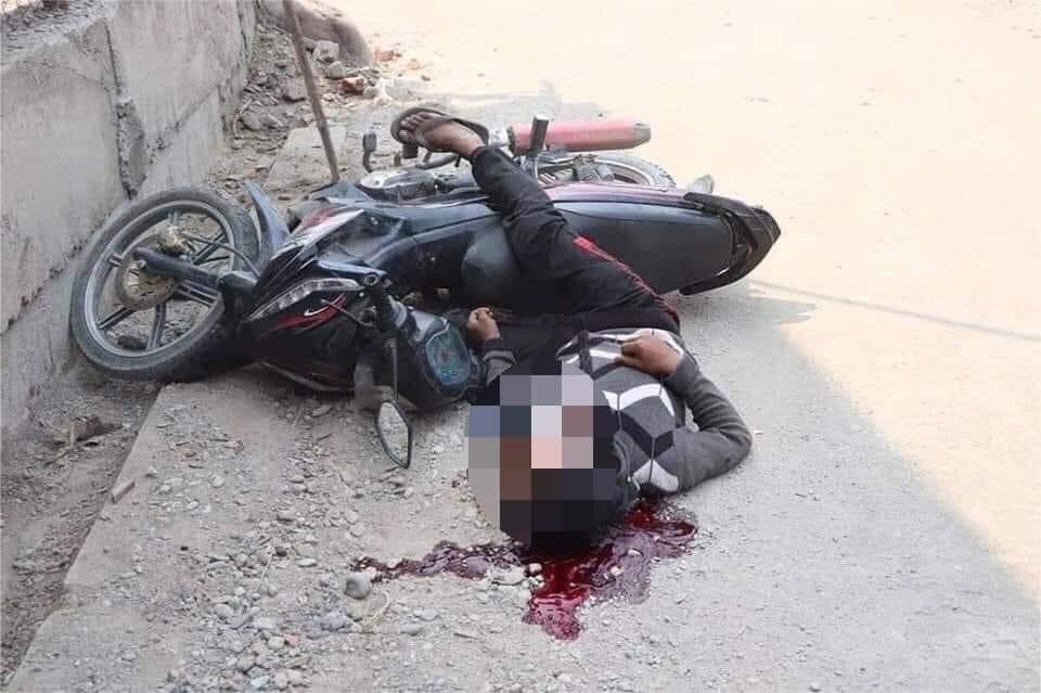 Tw // blood //dead body
In #Kale, The Junta's Terrorist Group killed at least 3 protesters (total deaths not confirmed yet). 
#WhatsHappeningInMyanmar
#Mar17Coup