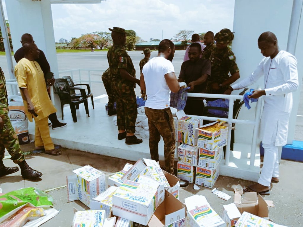 AM_Saleeeem's tweet photo. Last year 2020, The Philanthropist @CaptJamyl, meets the 9 brigade commander for Lagos, after he led a food flag off to support the families of the Nigerian army officers for dedicating their lives for fight against terrorism &amp; insecurity in our dear country. #SupportTheArmy 👌 https://t.co/XmxFajBcBx