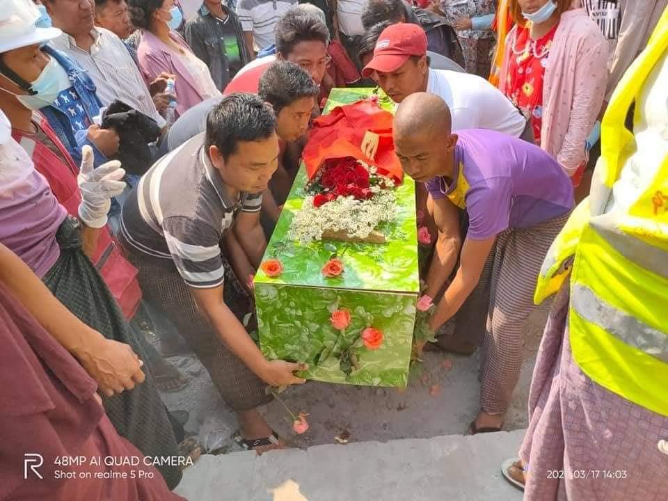 heunoia2's tweet photo. Funeral Service of Maung Yan Myo Aung today (March 17). He tragically lost his life in March 15 Crackdowns in MyinGyan.
RESTORE MOBILE DATA
#WhatsHappeninglnMyanmar
#Mar17Coup https://t.co/fhAqiMKpEk
