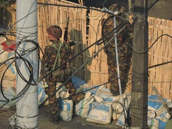 Are we, unarmed civilians, enemies for you? Why are you trying to shoot us from the fence we built? You are supposed to protect us #PoliceBrutalityinMyanmar #WhatsHappeningInMyanmar