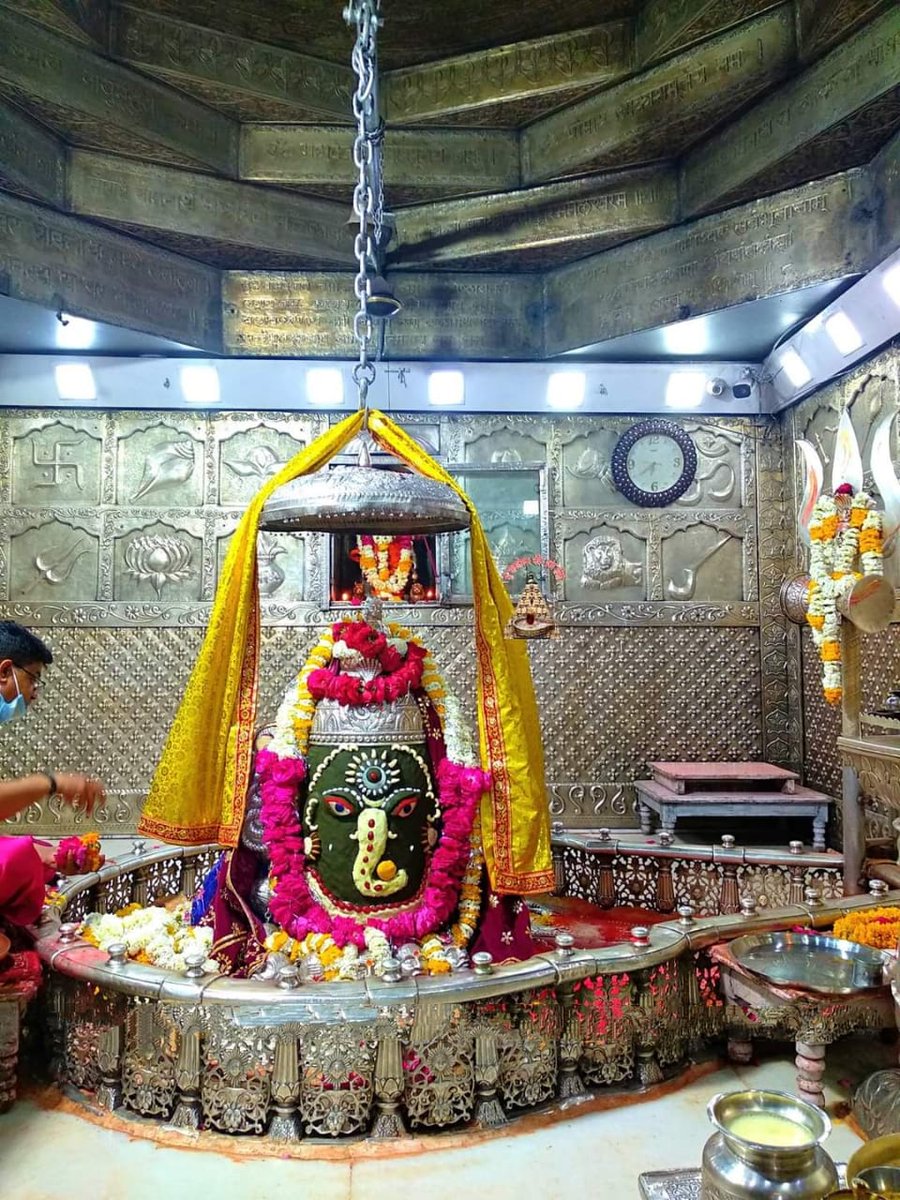 bsp0909's tweet photo. 🙏करालं महाकाल कालं कृपालं🙏
प्रभु श्री महाकालेश्वर ज्योतिर्लिंग जी के आज के संध्या आरती दिव्य श्रृंगार दर्शन उज्जैन,मध्यप्रदेश से।।
दिनांक:-17.03.2021,हर हर महाकाल🙏 https://t.co/ak4RGD2hUi