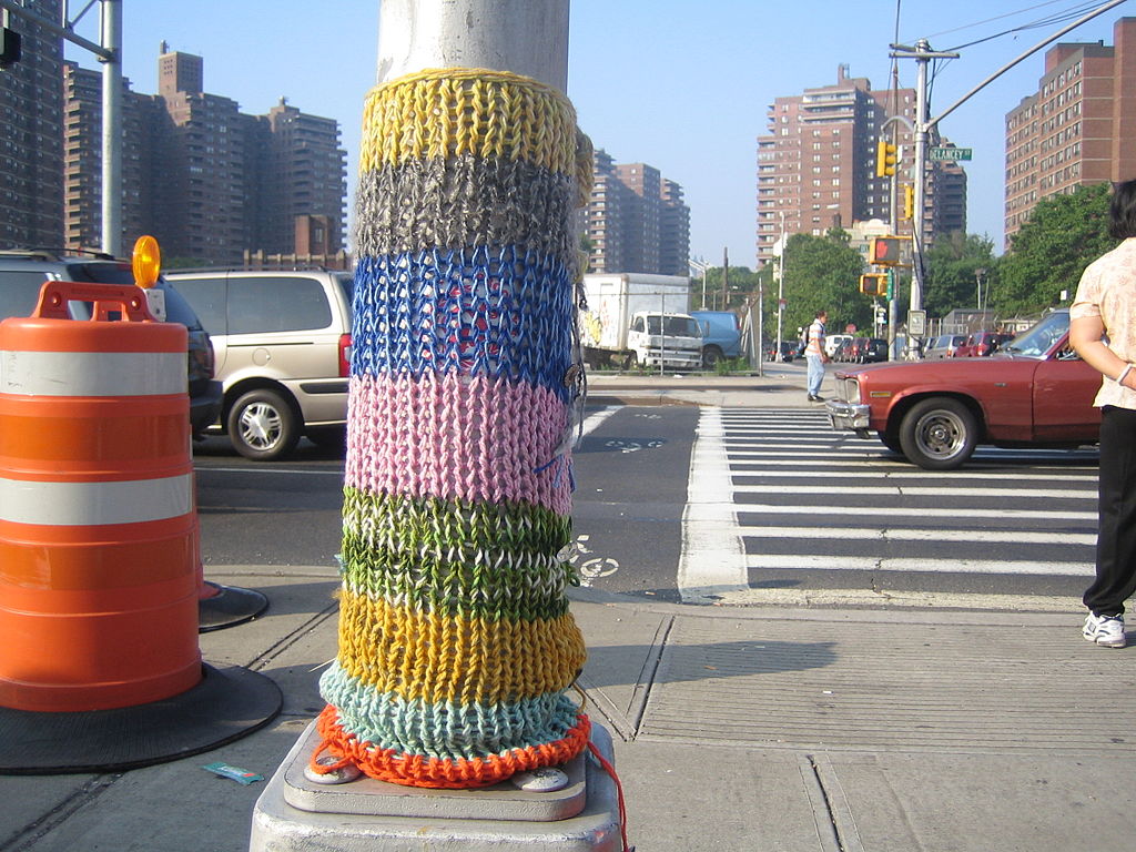 Rond de Helen Kellerdag (27 juni) zijn wereldwijd Yarn Bombing (wildbrei)projecten te zien en te voelen. Bomen, lantaarnpalen of wat je maar wilt, versier je met breisels om aandacht te vragen voor in dit geval doofblindheid. Doe je mee?! Beeld: paal met gebreide lap.