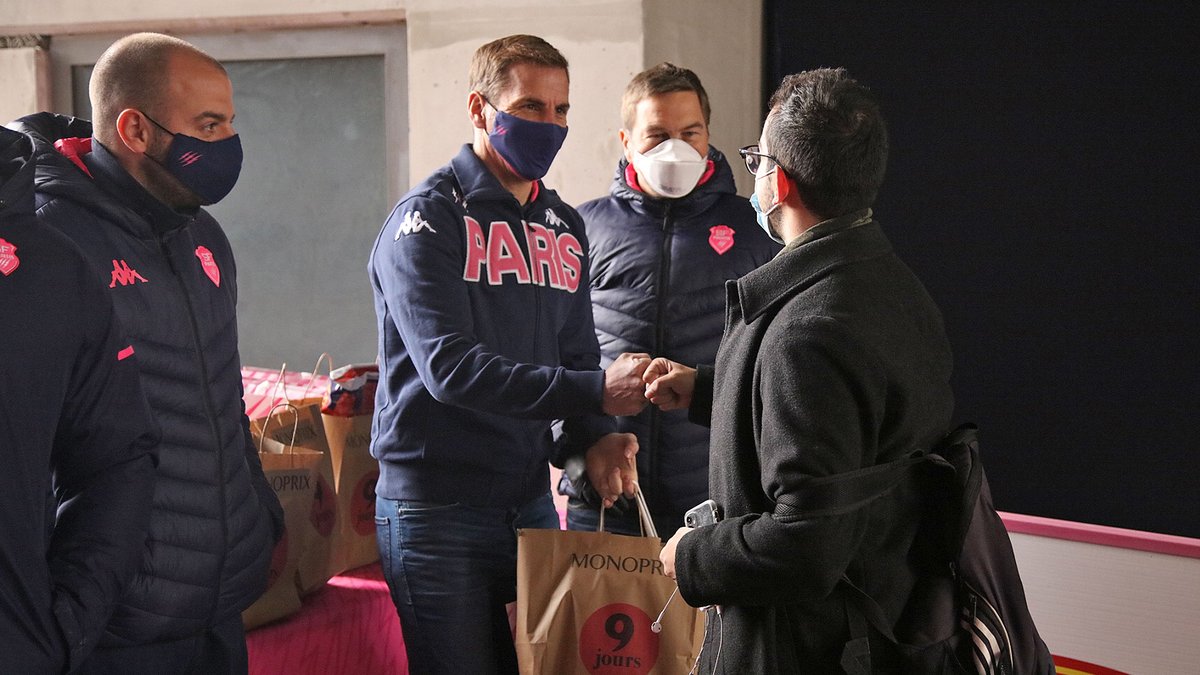 SFParisRugby's tweet photo. 🤝 @SFParisRugby x @mairiedu16 x @Monoprix

🔙📸 Retour sur l'opération de distribution de paniers alimentaires gratuits destinée à plus d'une centaine d'étudiants parisiens à travers quelques clichés. 

#SFParis https://t.co/Ncp2eCZN31
