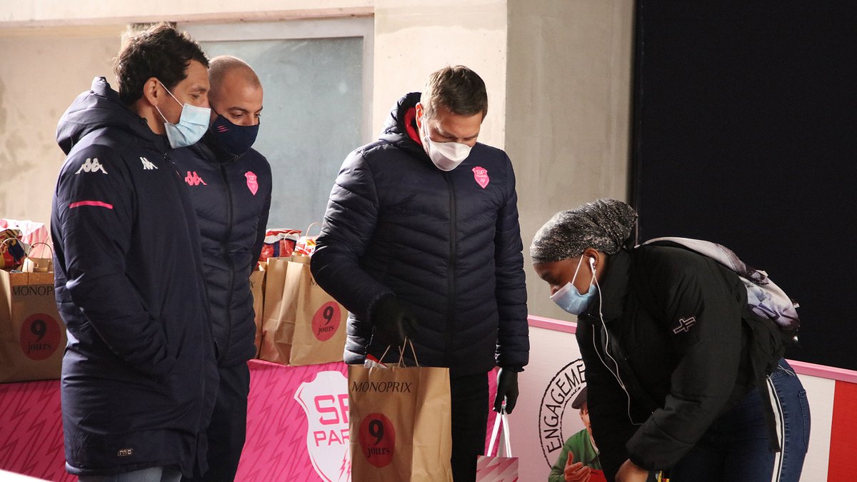SFParisRugby's tweet photo. 🤝 @SFParisRugby x @mairiedu16 x @Monoprix

🔙📸 Retour sur l'opération de distribution de paniers alimentaires gratuits destinée à plus d'une centaine d'étudiants parisiens à travers quelques clichés. 

#SFParis https://t.co/Ncp2eCZN31