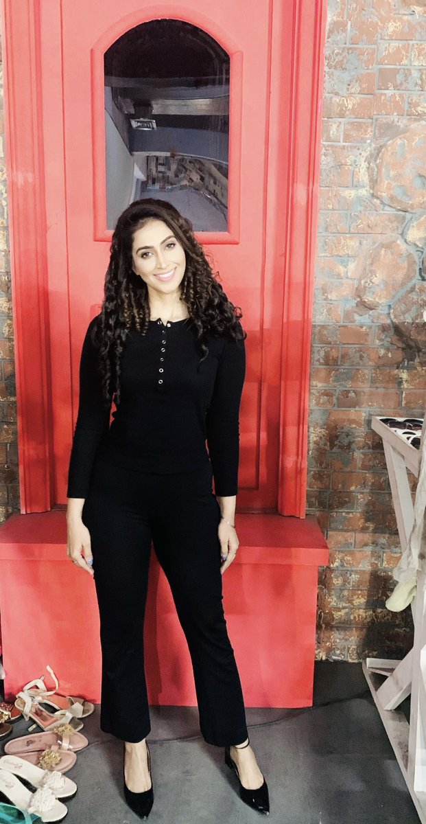 samaira_sandhu's tweet photo. “Art is the Loudest Silence. Scream Quietly”!!
#studiolife #shootlife #samairasandhuofficial #samairasandhu #bts #justposing #BTSLightItUp #black #OOTD https://t.co/tdGUmLCjZW
