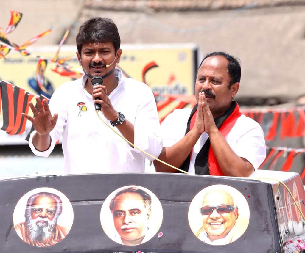 Udhaystalin's tweet photo. ‘ஊழலில் கொழிக்கவேண்டும் என்பதற்காகவே நம் உரிமைகளை அடகுவைத்து அவற்றை விட்டுக்கொடுத்த அடிமைகளை விரட்ட அண்ணன் @VelloreDmk அவர்களுக்கு உதயசூரியனில் வாக்களித்து வெற்றிபெற செய்து சட்டமன்றம் அனுப்புங்கள்’ என பேசி ஒடுகத்தூர் மக்களிடையே வாக்கு சேகரித்தேன்
 @DuraimuruganDmk @dmkathiranand https://t.co/dH2LVZpe2d