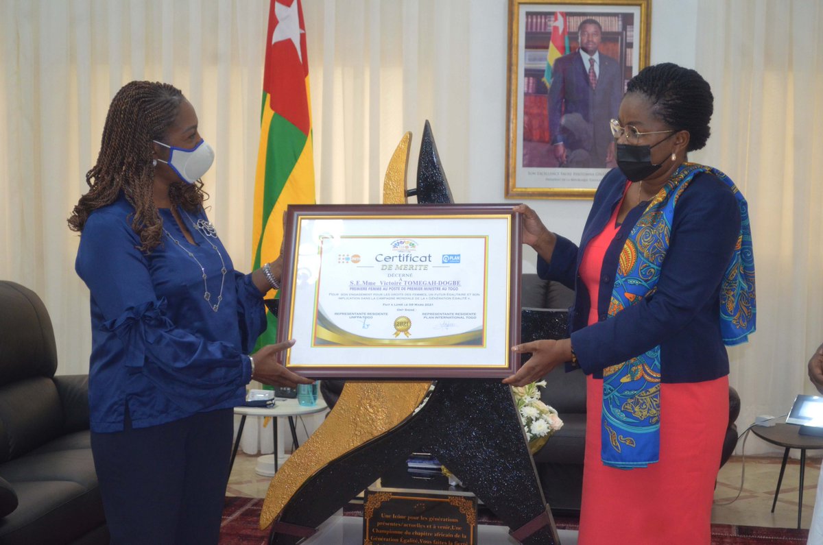 PrimatureTogo's tweet photo. Mme le PM @DogbeVictoire a conféré avec la Rép Res de @UNFPA_TOGO @JosianeYaguibou et la Directrice pays de @PlanIntTogo @Awafba. Les 2 institutions félicitent le #Togo pour la promotion du leadership féminin à travers un prix remis à Mme le PM https://t.co/GDNnb6TFXR
