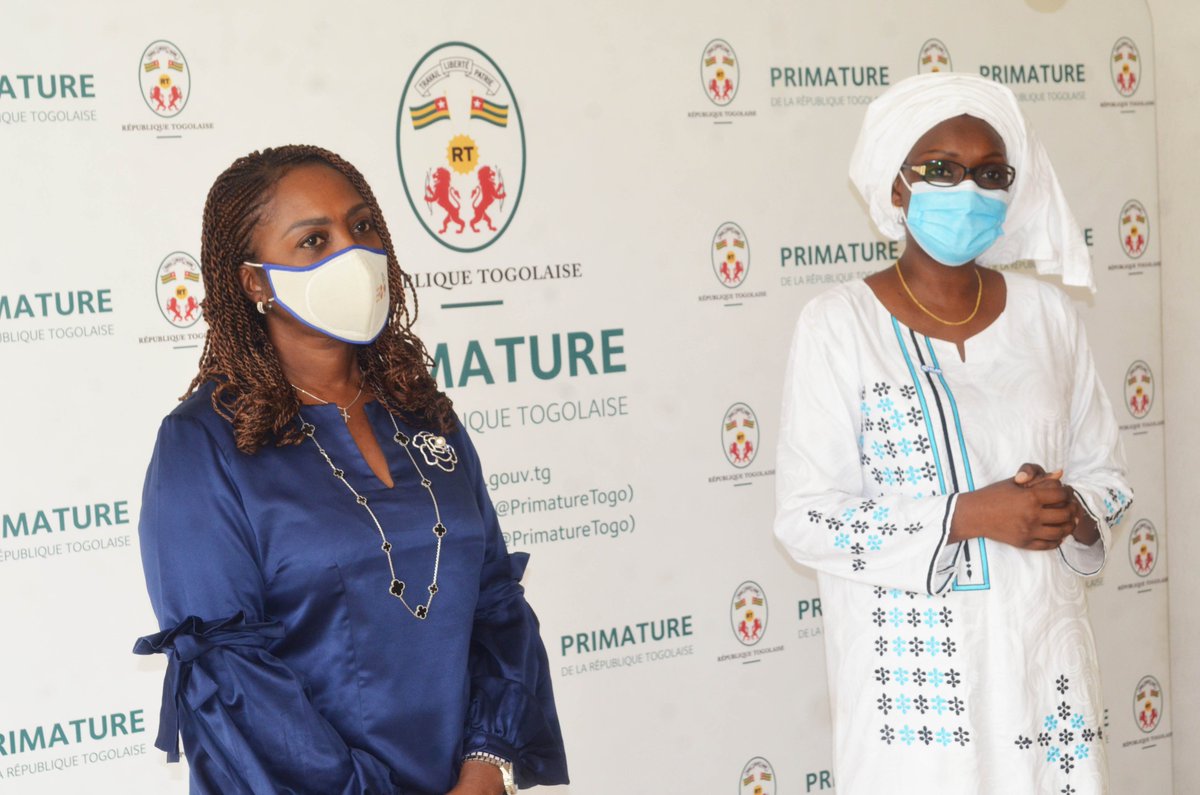 PrimatureTogo's tweet photo. Mme le PM @DogbeVictoire a conféré avec la Rép Res de @UNFPA_TOGO @JosianeYaguibou et la Directrice pays de @PlanIntTogo @Awafba. Les 2 institutions félicitent le #Togo pour la promotion du leadership féminin à travers un prix remis à Mme le PM https://t.co/GDNnb6TFXR