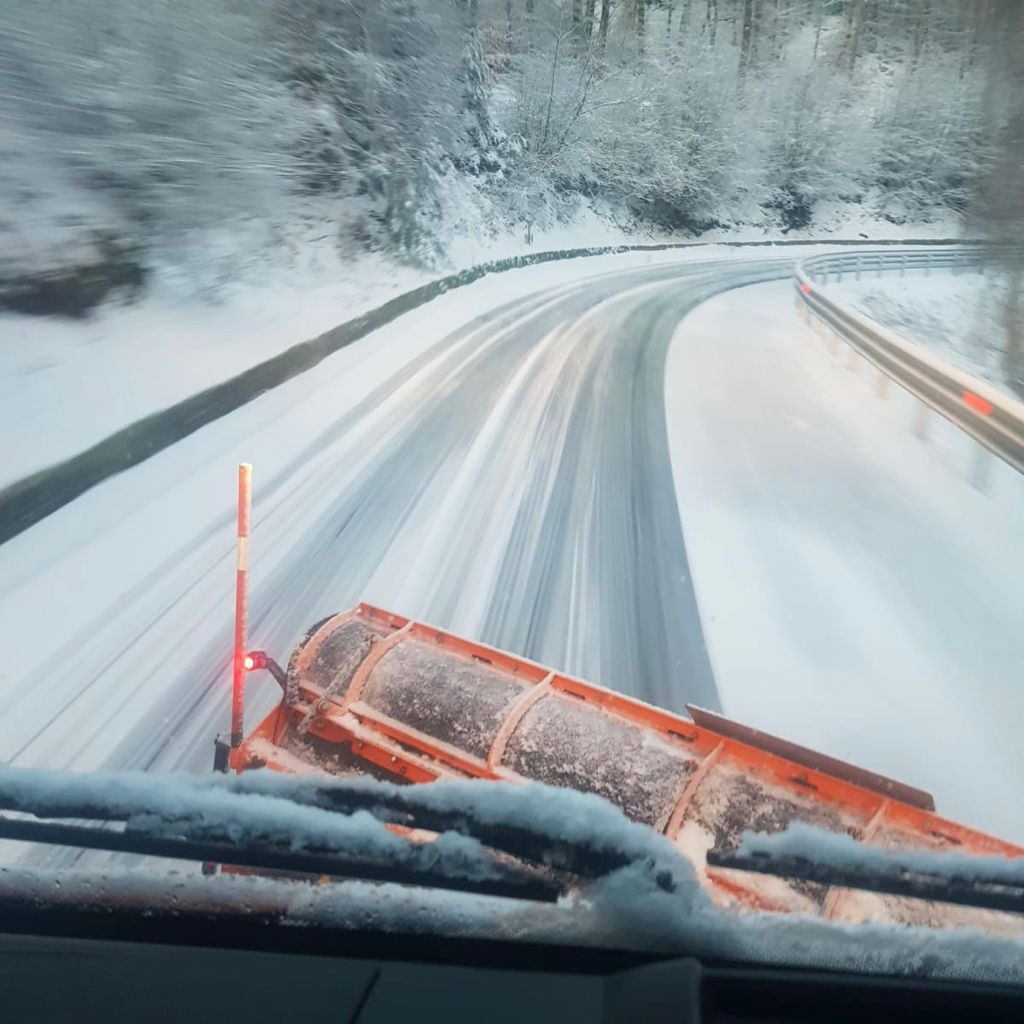 StradeAnas's tweet photo. ❄️ Colpo di coda dell'inverno in #Calabria.
Nelle ultime ore le squadre #Anas in azione con mezzi spazzaneve per garantire la circolazione su #SS713 "Trasversale della Serre" e #SS107 “Silana-Crotonese.
#inverno2021 #neve #Calabria https://t.co/38G1Paezaw