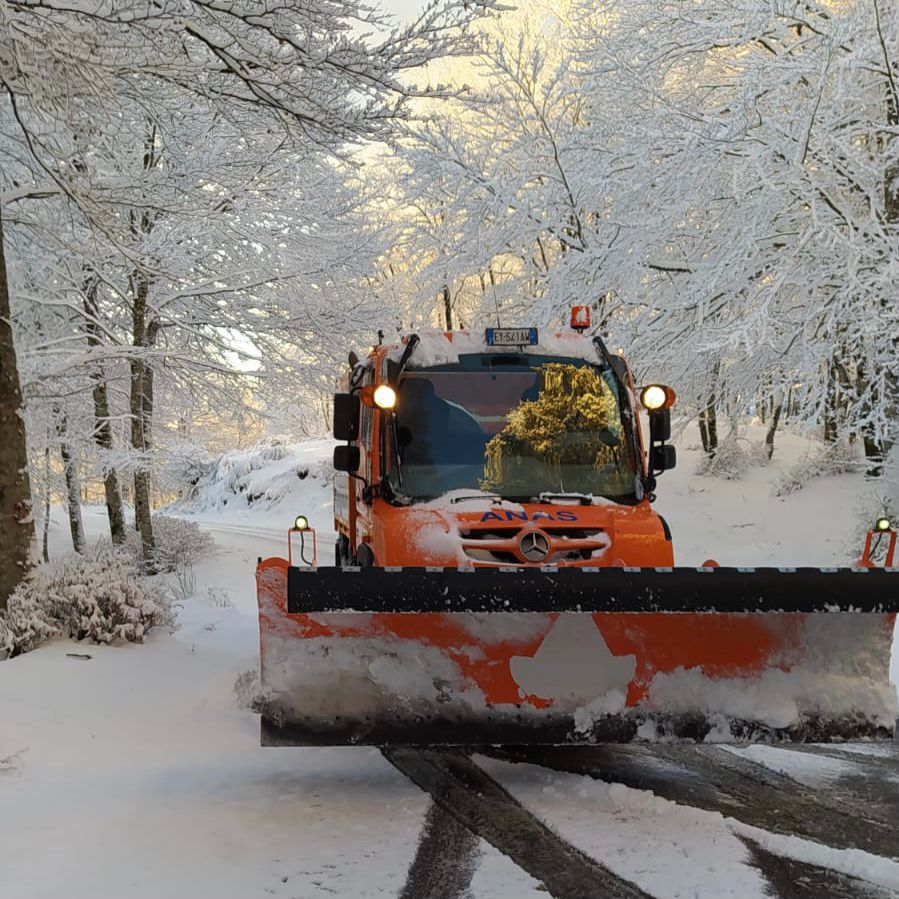 StradeAnas's tweet photo. ❄️ Colpo di coda dell'inverno in #Calabria.
Nelle ultime ore le squadre #Anas in azione con mezzi spazzaneve per garantire la circolazione su #SS713 "Trasversale della Serre" e #SS107 “Silana-Crotonese.
#inverno2021 #neve #Calabria https://t.co/38G1Paezaw