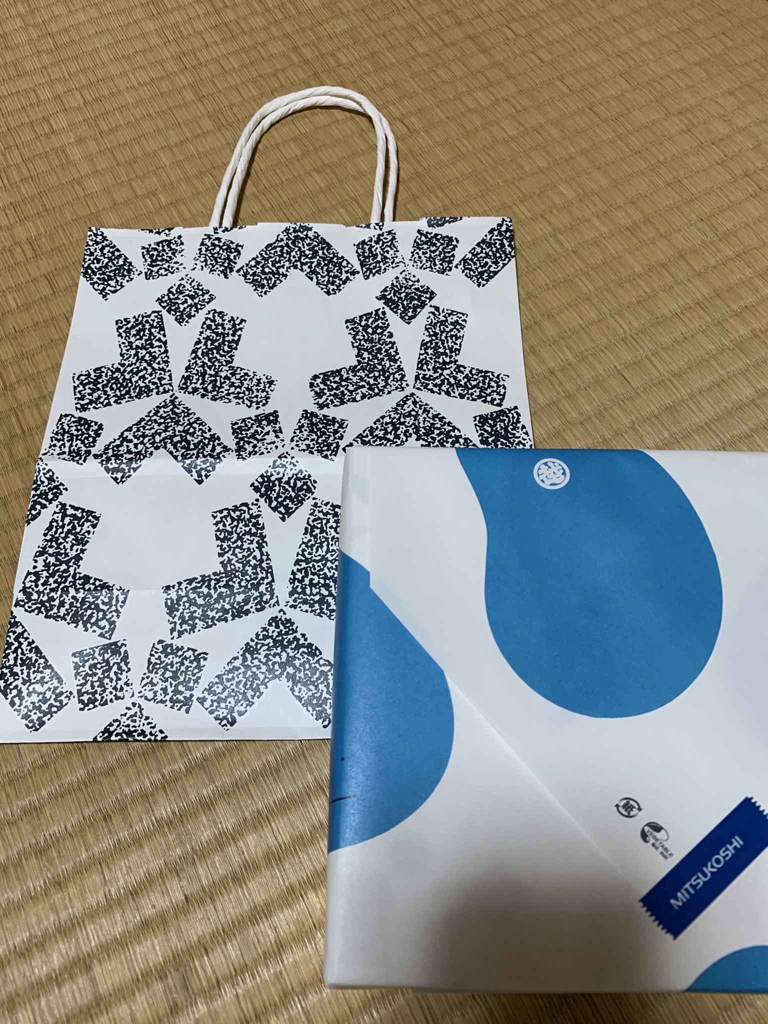 たかよし 弔事用の包装紙 紙袋があるのね 赤じゃないパターン なんかデザインを強く感じた 表現はよろしくないかもだけどステキだわ ますます三越が好きになる T Co Mevlqhs08k Twitter